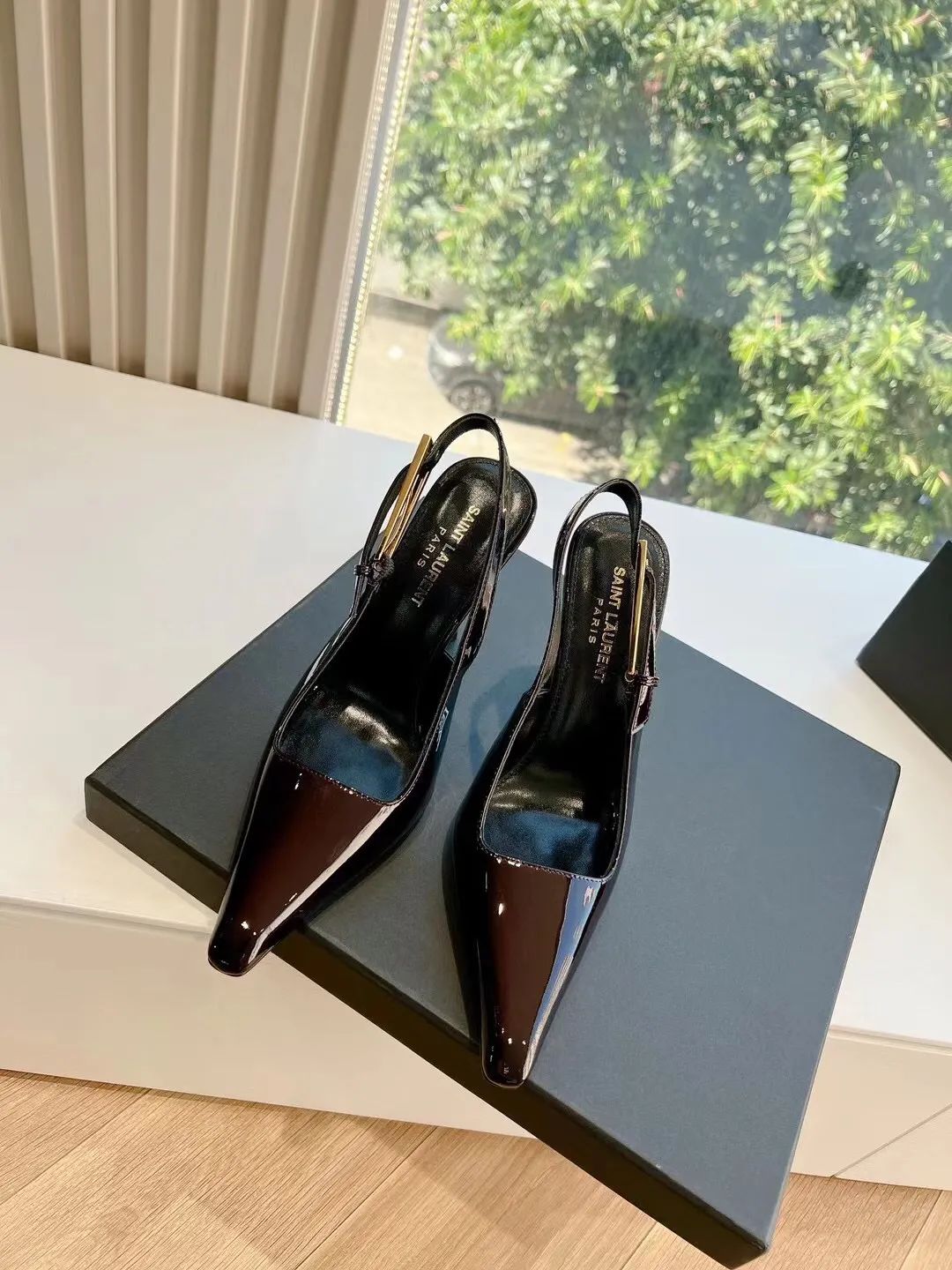 👟👟Ex-factory price 520💯💯Saint Laurent / Saint Laurent Lee metal steel heels. Original open-lasted custom-made 👠 YSL sister’s beautiful high-heeled shoes. They are also the small square toes of the same style as Saint Laurent Rose. The high-heeled shoes are very good at modifying the shape of the feet. The luxurious metal heels. In recent years, SL👟👟factory price has become more and more understanding of women in high-heeled shoes. Yang Shulin’s design impression YSL beautiful high-heeled shoes. Upper: top open edge beads//cow patent leather, sole: genuine leather outsole, heel height: 10cm, size: 35-40 (40) 41 custom code)